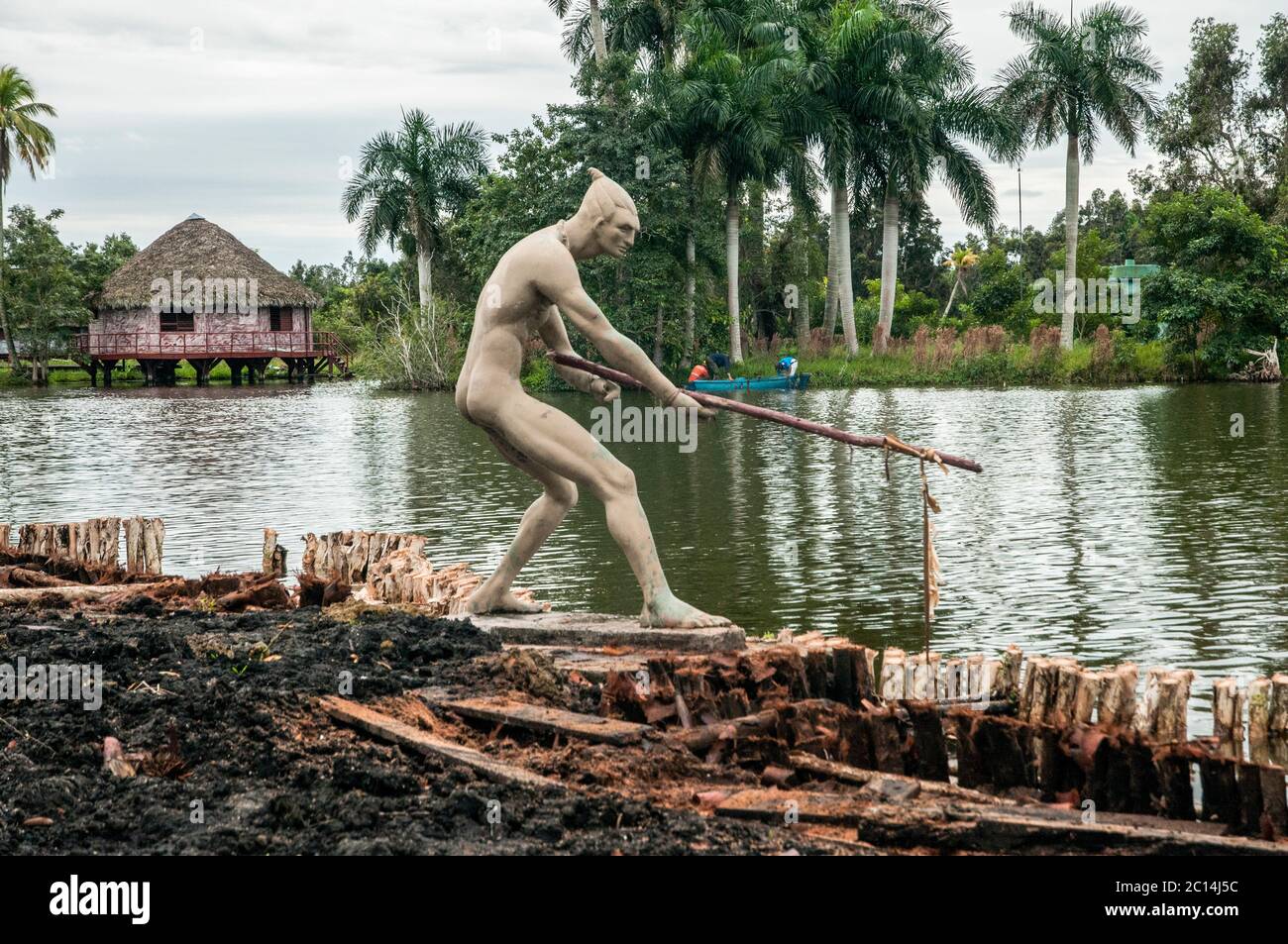 Lebensgroße Skulpturen von Rita Longa im rekonstruierten Taino Village von Guama, Kuba Darstellung des Lebens von dieser indigenen Stamm Stockfoto