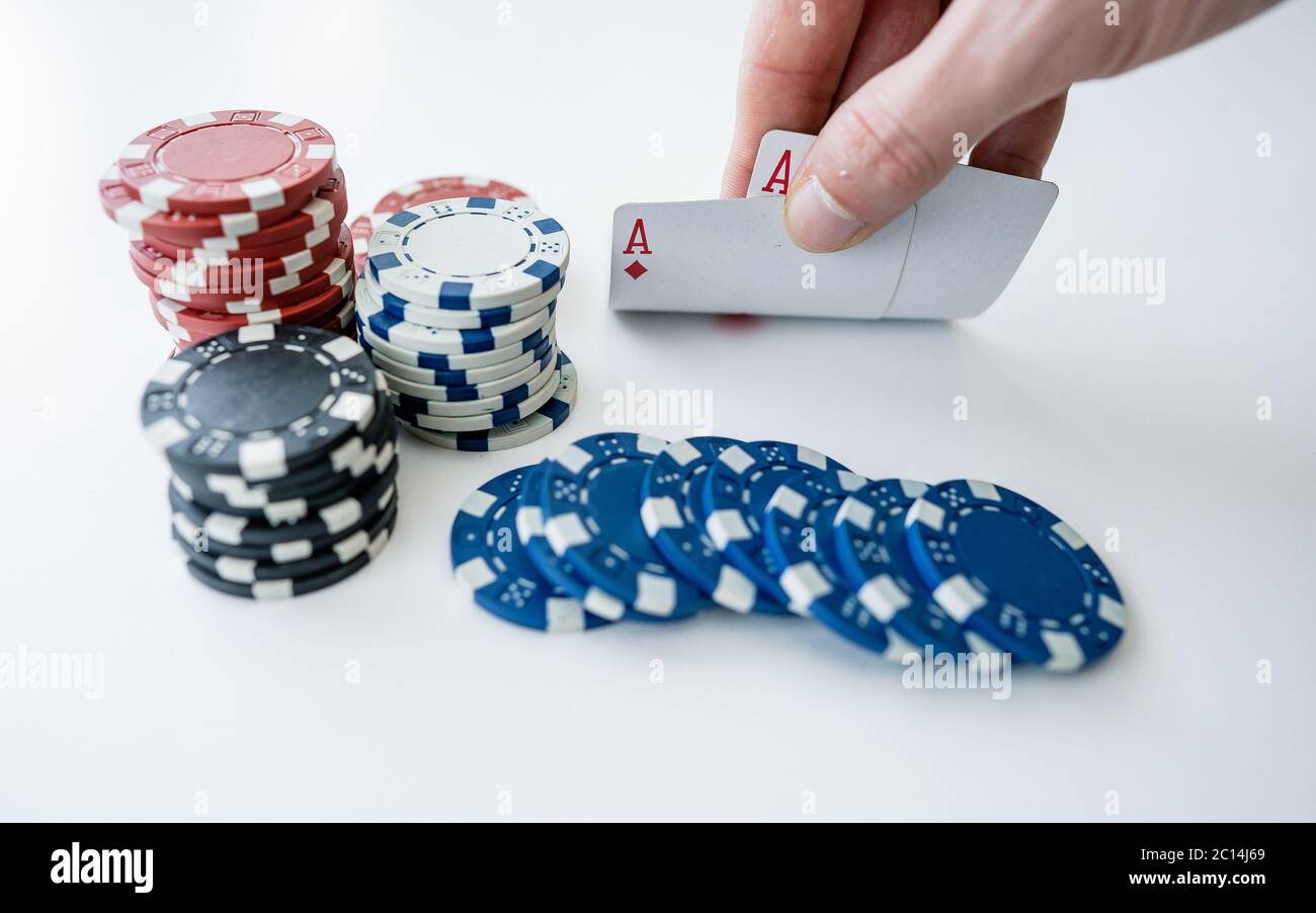 Nahaufnahme Fotos, die auf die vier von einer Art Karte mit König Karte und Ass Karte des Pokerspiels in der Hand konzentriert. Spiel während der Quarantäne spielen Stockfoto