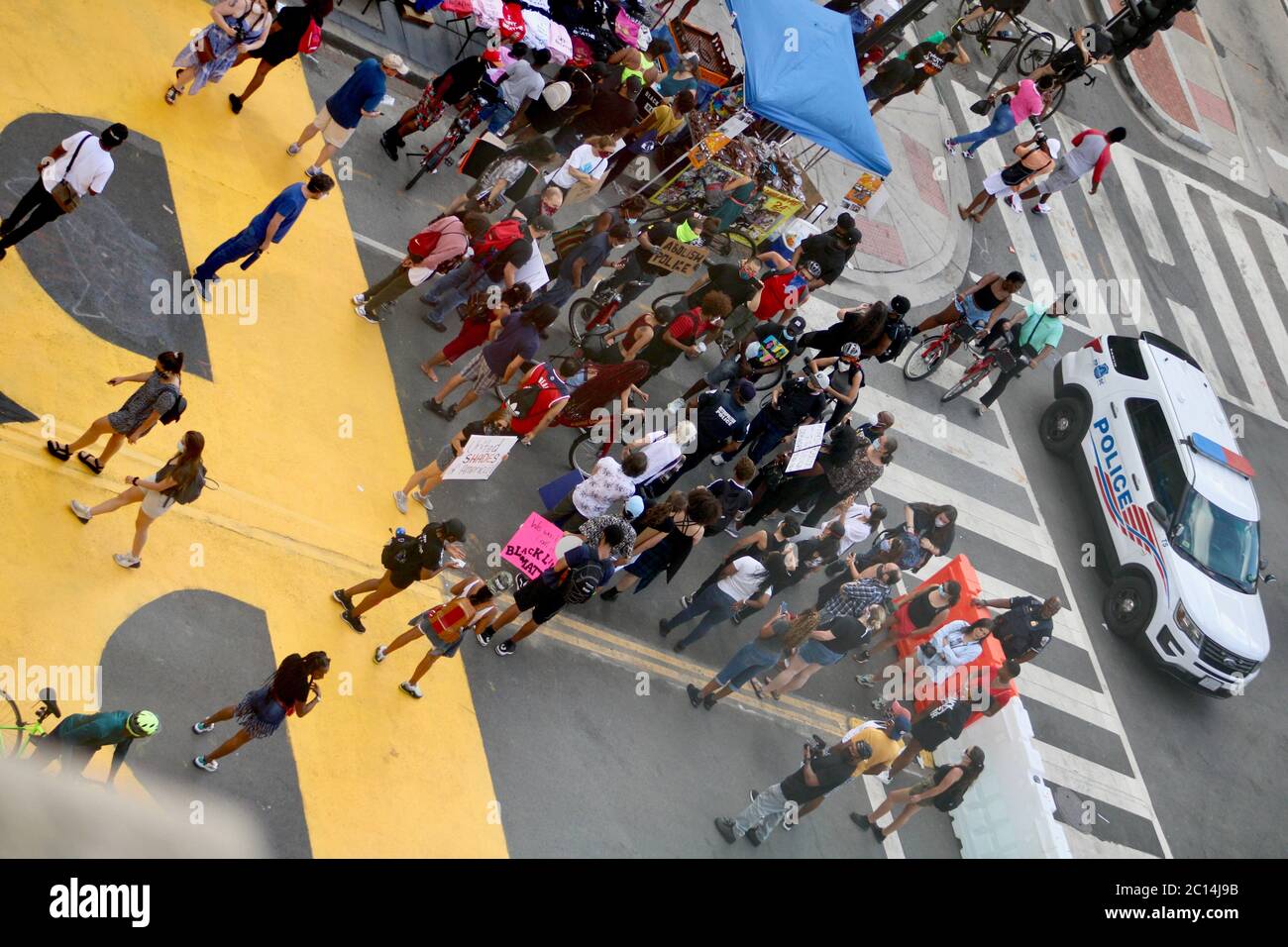 13. Juni 2020, Washington D.C, District of Columbia, USA: Aufnahme der Black Lives Matter Street aus dem siebten Stock des St. Regis Hotels. Am Samstag, den 13. Juni, gab es in der letzten Woche die größten Menschenmengen von Protestierenden der Black Lives Matter. Tausende versammelten sich den ganzen Tag und Abend, um gegen Polizeigewalt zu protestieren und die afroamerikanische Kultur, Befreiung und Gleichheit auf dem Black Lives Matter Plaza zu feiern, der ehemals als 16th und H Street bekannt war, der Straße, die zum Weißen Haus führt. Die LGBT/Trans-Community war gut vertreten. Die Stimmung ist nun überschwänglicher, hoffnungsvoller und festlicher als in der Vergangenheit Stockfoto