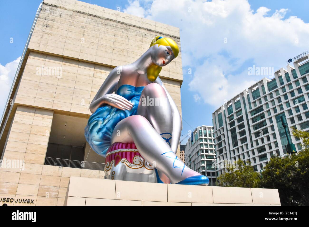 Mexico City, Mexiko ; September 24 2019: Aufgeblasene 'Seated Ballerina' Skulptur im Innenhof des jumex Museums Stockfoto