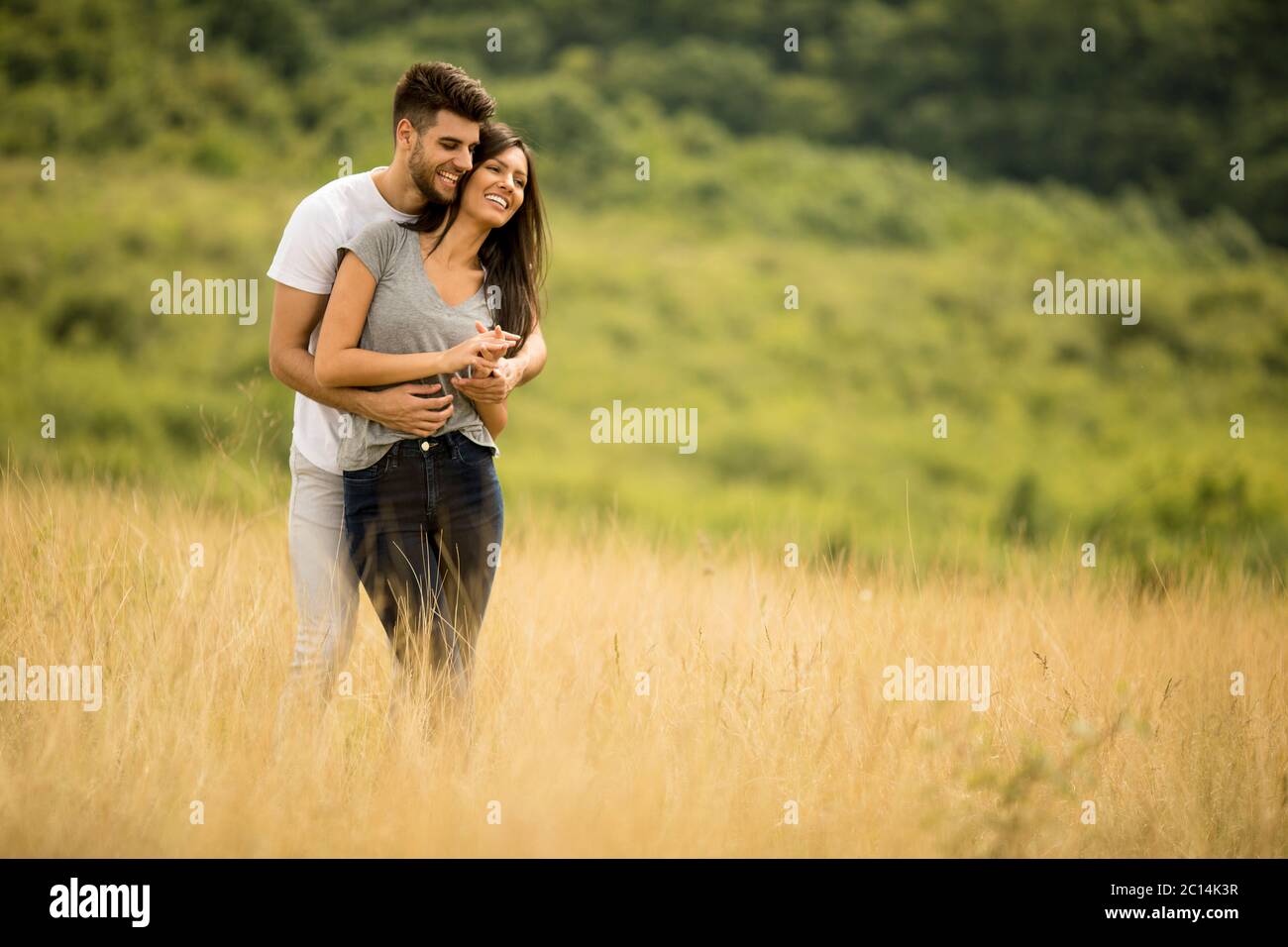 Hübsches junges Paar in der Liebe draußen in der Frühlingsanatur Stockfoto