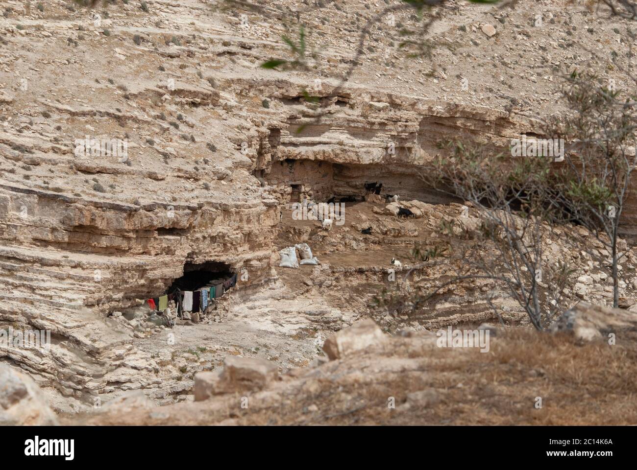 Beduinen leben in natürlichen Höhlen, in der Nähe von Petra, Jordanien Stockfoto