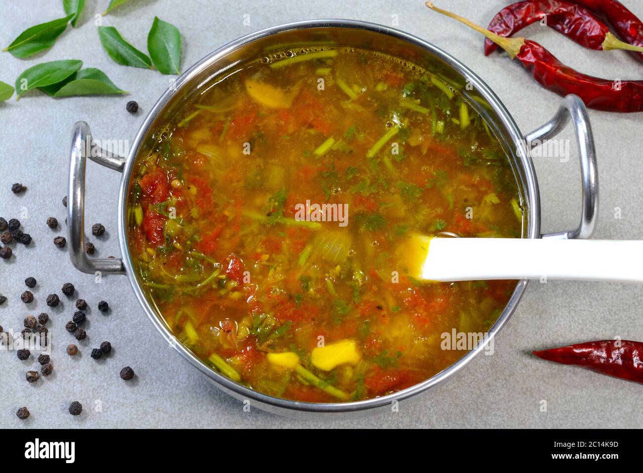 Spicy Rasam ist eine beliebte südindische Suppe, die durch Mischen mit weißem Reis gegessen wird Stockfoto