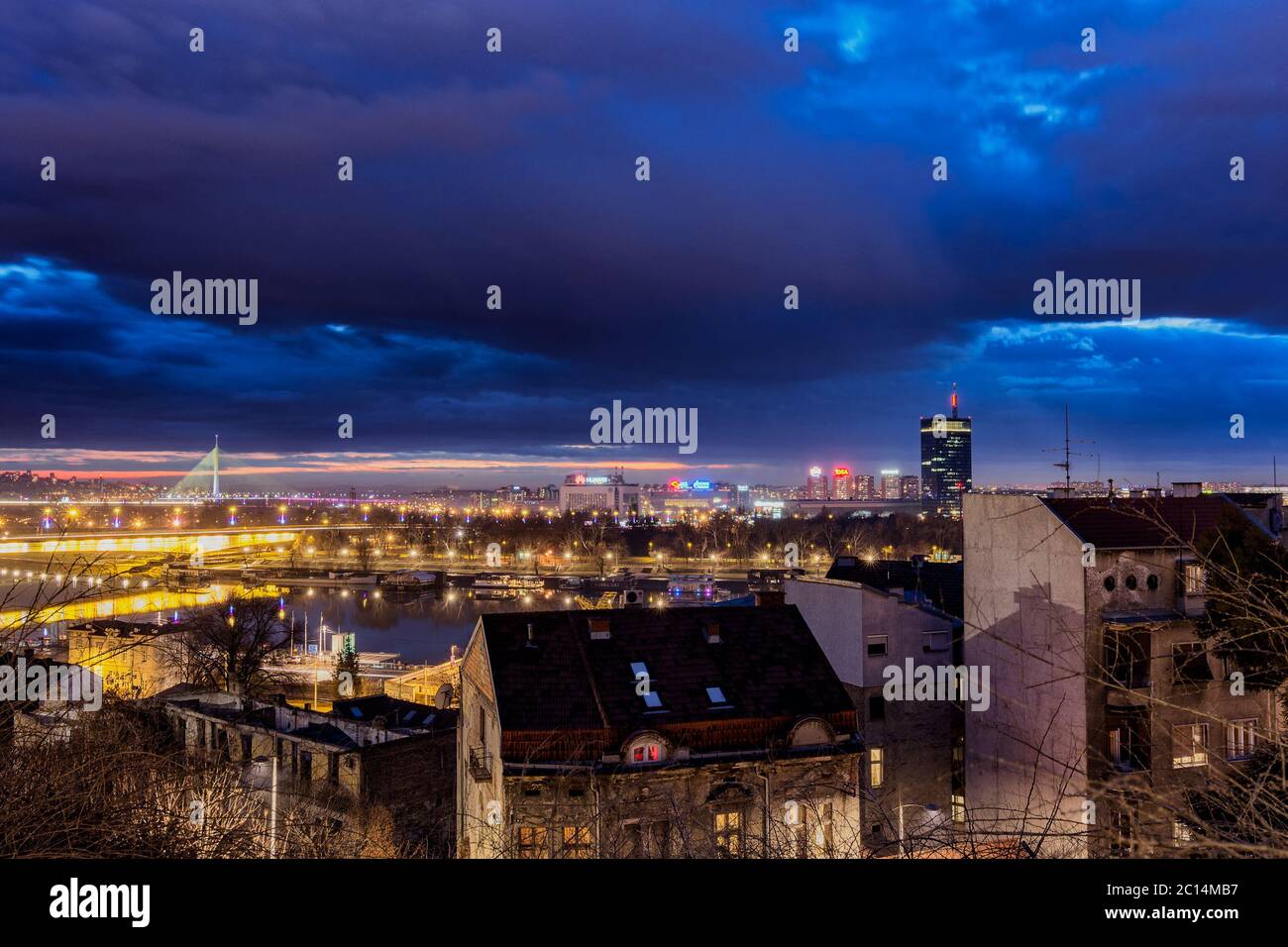 Belgrad / Serbien - 4. Februar 2017: Blick von der Belgrader Festung auf der Gemeinde Neu-Belgrad über den Fluss Sava, nachts, in Belgrad, S Stockfoto
