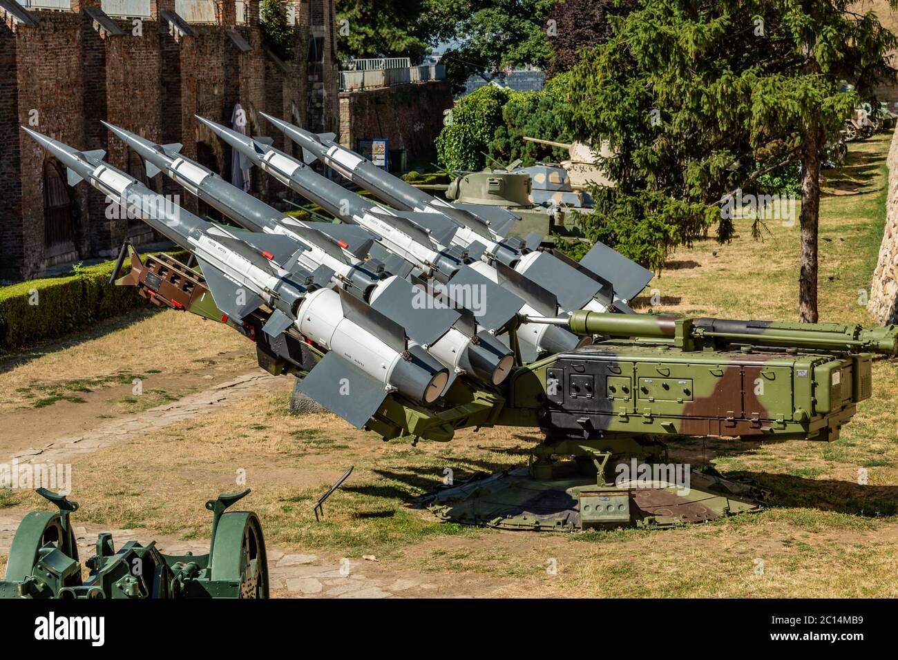 Belgrad / Serbien - 30. Juli 2017: Batterie der jugoslawischen Version des sowjetischen S-125 Neva-Raketensystems, das F-117A während des NATO-Bombenanschlags auf Yu abschoss Stockfoto