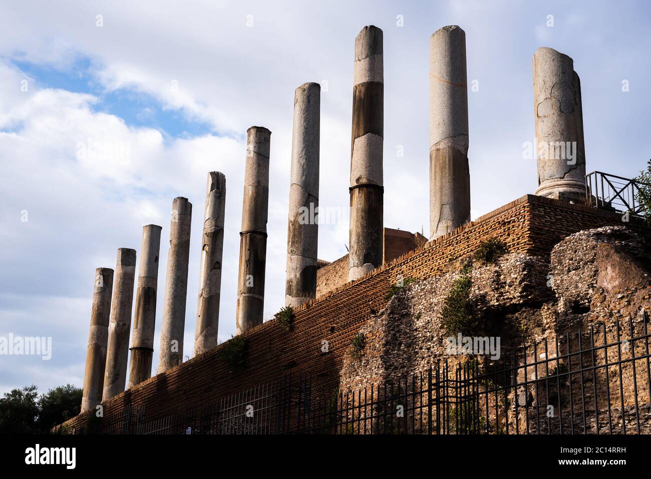 Alte Säulen des Heiligen Weges in Rom, Italien Stockfoto