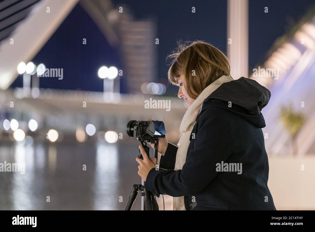 Frau Reisende Landschaftsfotografie mit spiegellose Kamera Reise Nachtfoto mit Stativ zu vermeiden Verwacklungen Stockfoto