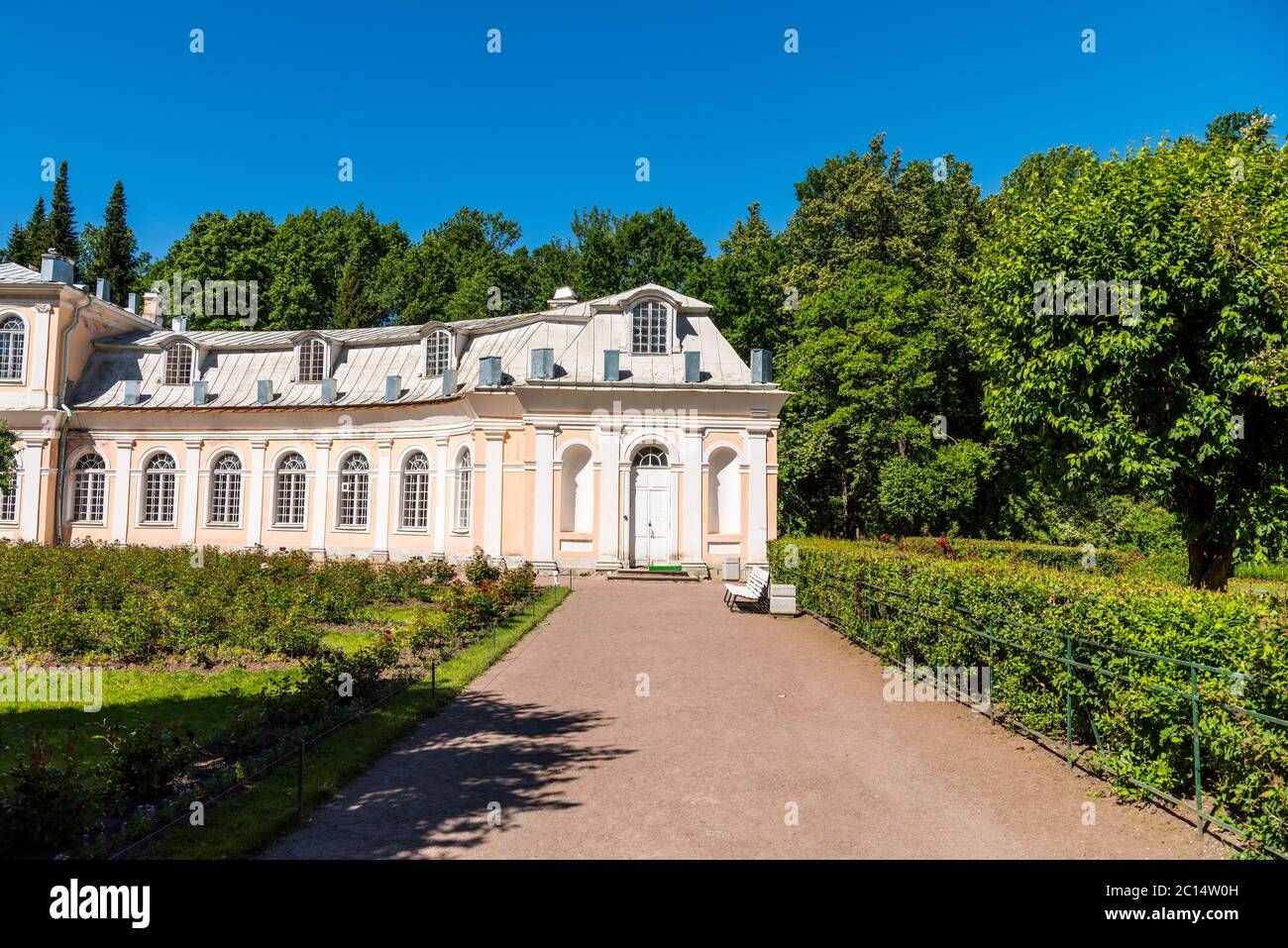 Die große Orangerie im Unteren Park in Peterhof, St.Petersburg, die heute als Restaurant betrieben wird Stockfoto