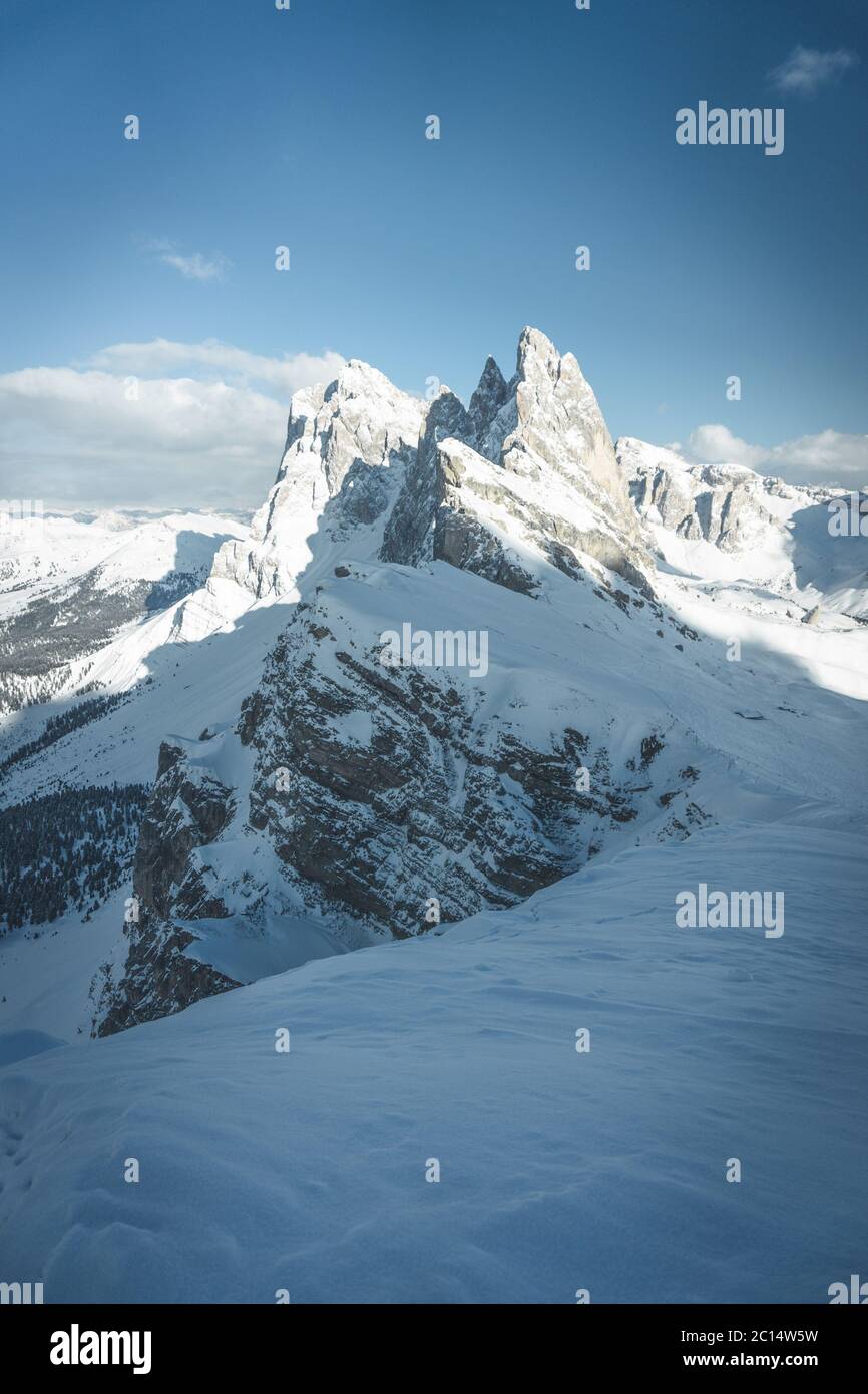Schöne Panoramasicht auf die Dolomiten Alpen Landschaft bedeckt Schnee im Winter, Südtirol, Italien. Klassische Aussicht auf die berühmten Seceda-Gipfel Stockfoto