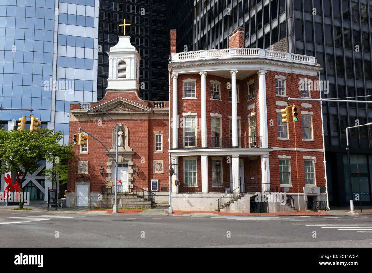 Schrein von St. Elizabeth Ann Seton, James Watson House. Außenfassaden der Our Lady of the Rosary Catholic Church auf State St in Lower Manhattan Stockfoto