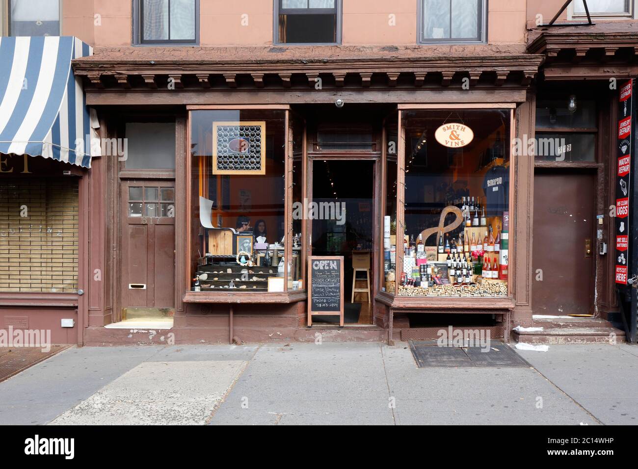 Smith & Vine, 317 Smith Street, Brooklyn, New York. NYC-Schaufensterfoto eines Weinladens, eines Spirituosenladens im Viertel Carroll Gardens. Stockfoto