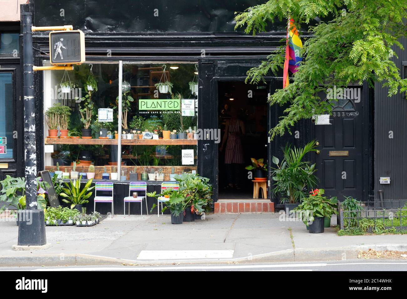 Gepflanzt Cafe, 333 Smith Street, Brooklyn, New York. NYC-Schaufensterfoto eines veganen Cafés im Viertel Carroll Gardens mit einem Markt nebenan. Stockfoto