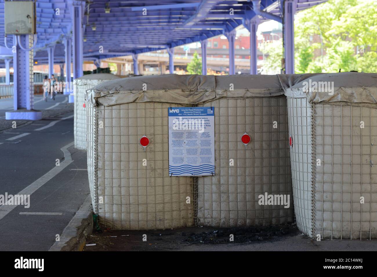 HESCO-Hochwasserschutzbarriere entlang des East River Greenway installiert. Die sandgefüllten Barrieren sind temporäre, zwischenzeitliche Hochwasserschutzmaßnahmen Stockfoto