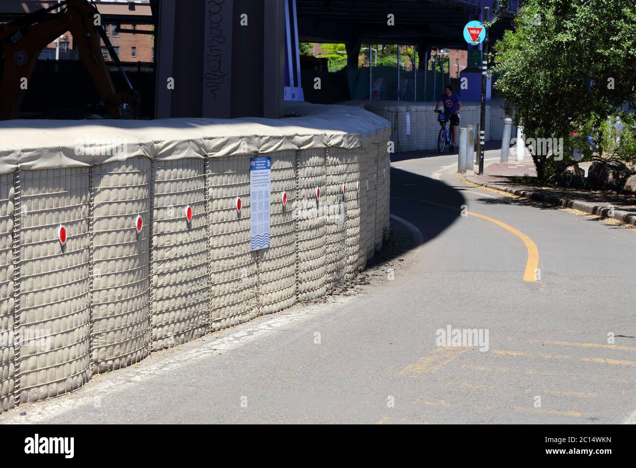 HESCO-Hochwasserschutzbarriere entlang des East River Greenway installiert. Die sandgefüllten Barrieren sind temporäre, zwischenzeitliche Hochwasserschutzmaßnahmen Stockfoto