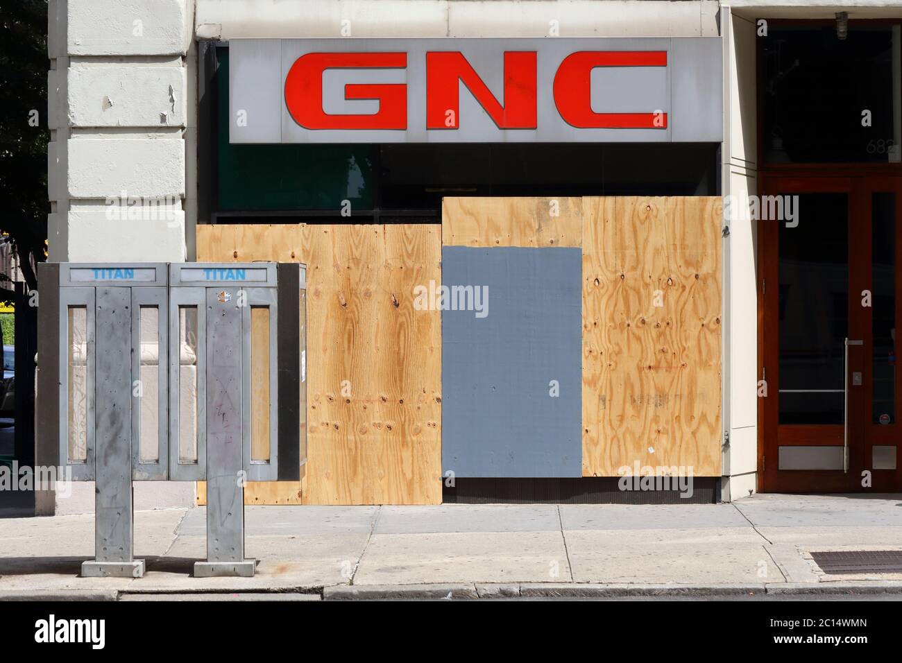 Ein verschlossenes, verschlossenes GNC-Lager für Nahrungsergänzungsmittel in New York Stockfoto