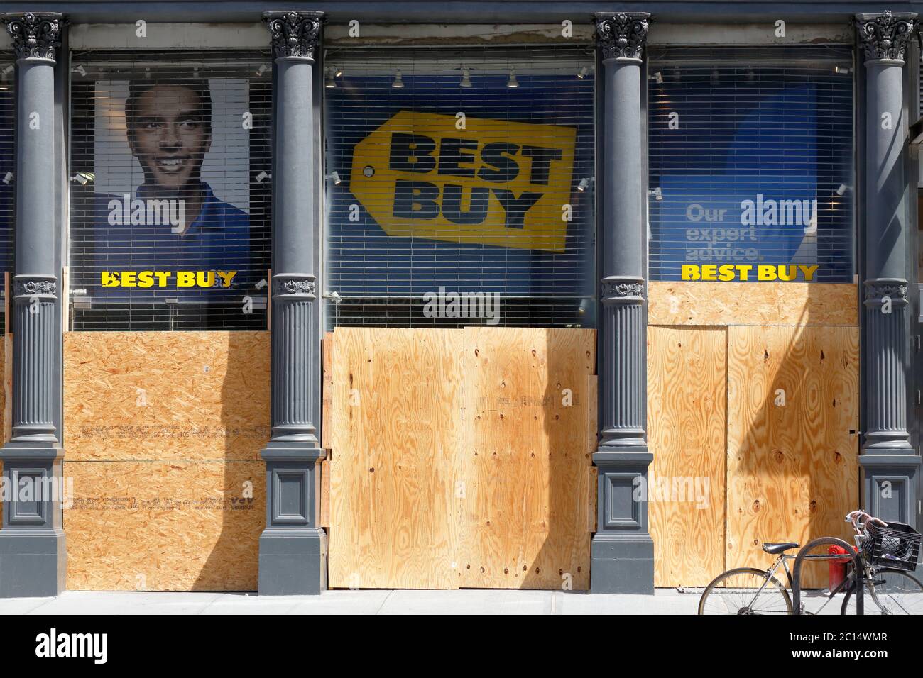 Ein verschlossenes, verschlossenes, geschlossenes Best Buy-Haus Elektronik-Schaufenster in New York Stockfoto