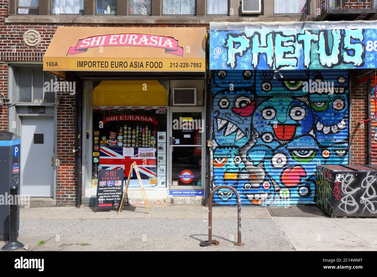 [Historisches Schaufenster] Shi Eurasia, 166A Allen St, New York, NYC Schaufensterfoto eines importierten britischen Lebensmittelladens in Manhattans Lower East Side. Stockfoto
