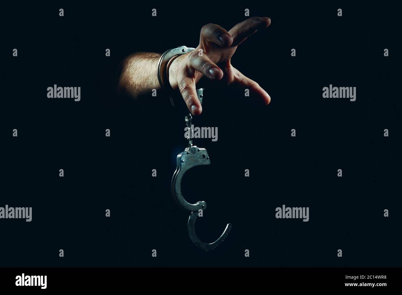 Frauen mit Handschellen im kriminellen Konzept Stockfoto