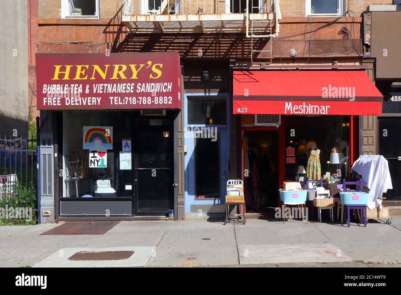 Henry's, Meshimar, 433 7. Ave, Brooklyn, NYC Schaufensterfoto einer vietnamesischen Banh mi und eines Secondhand-Geschäfts in Park Slope Stockfoto