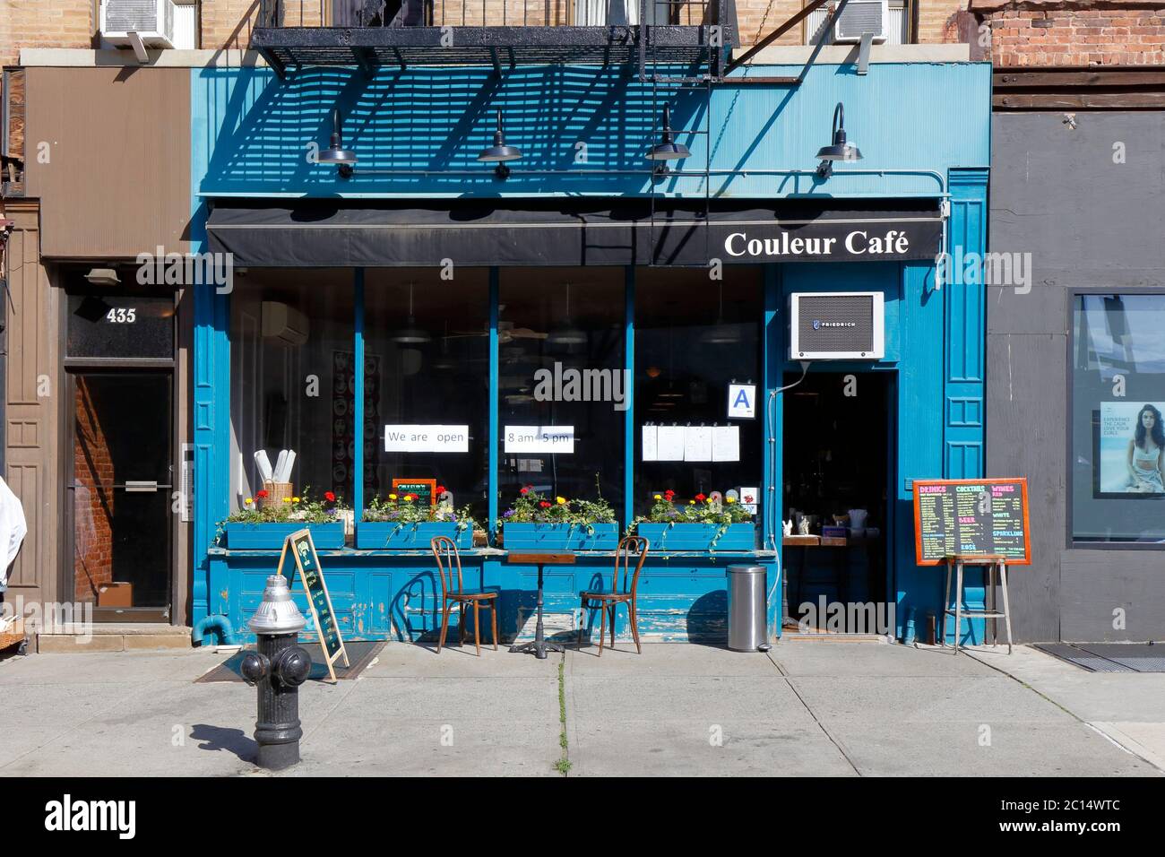 Couleur Café, 435 7. Ave, Brooklyn, New York. NYC-Schaufensterfoto eines französischen Cafés im Park Slope-Viertel. Stockfoto