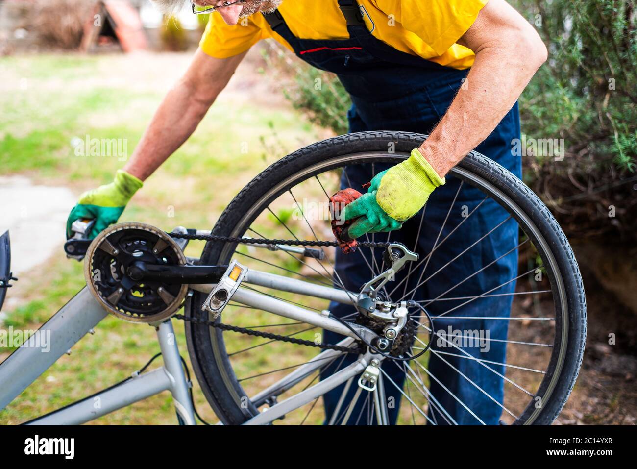 Mann sein Fahrrad für die neue Saison beibehalten Stockfoto