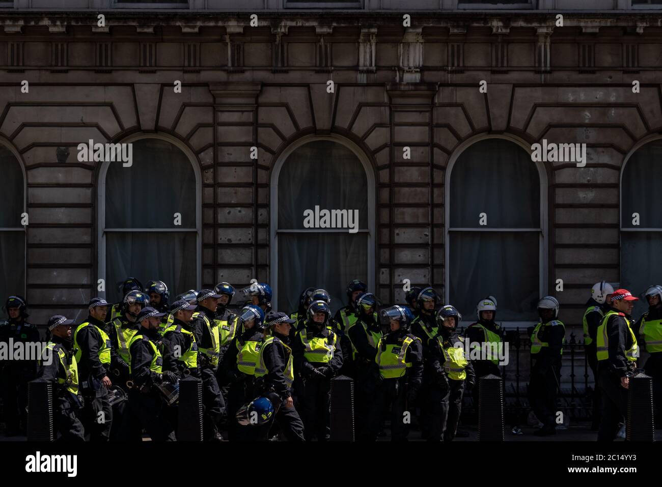 London, Großbritannien. Juni 2020. Bereitschaftsdienst der Polizei auf Whitehall. Tausende nationalistische, rechtsextreme und Fußballfans versammeln sich in Westminster, um gegen die kürzliche Entfernung und Verhüllung von Statuen und Gedenkstätten zu protestieren, insbesondere Winston Churchill auf dem Parliament Square. Polizei und Presse wurden häufig mit über 100 festgenommenen Personen angegriffen. Kredit: Guy Corbishley/Alamy Live Nachrichten Stockfoto