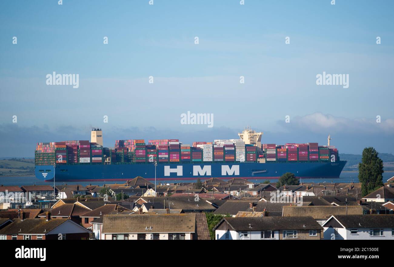 HMM Algeciras, das größte Containerschiff der Welt, passiert Canvey Island in Essex, als es zum ersten Mal in Großbritannien ankommt. Stockfoto