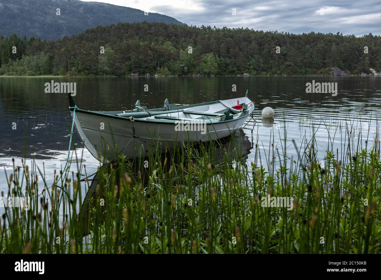 Altes Holzboot auf einem ruhigen See Stockfoto