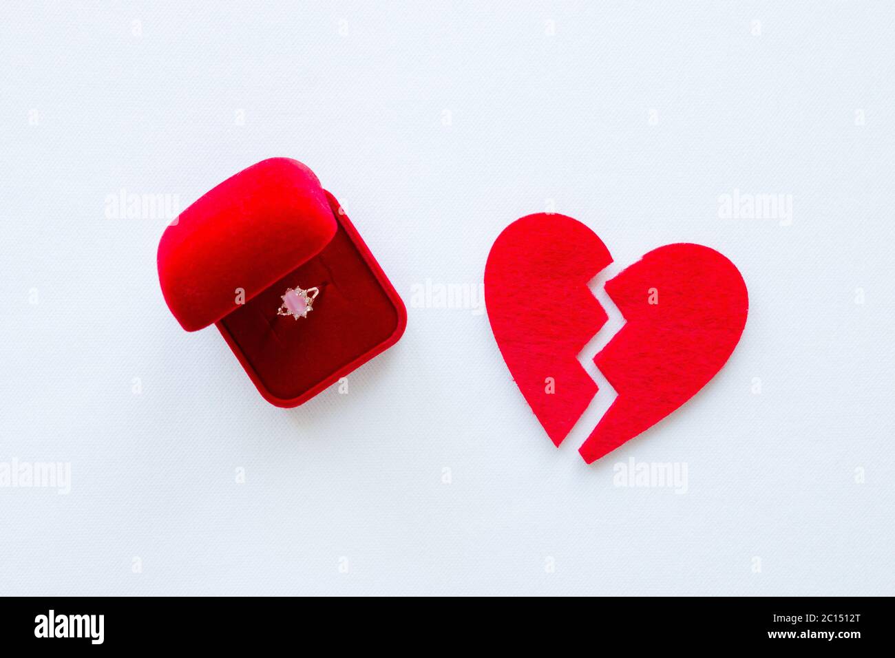 Gebrochener Ring Stockfotos Und Bilder Kaufen Alamy