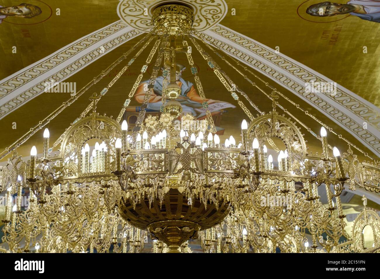 Belgrad / Serbien - 9. Juni 2019: Riesiger goldener Kronleuchter in der Krypta der Kirche des Heiligen Sava, serbisch-orthodoxe Kirche in Belgrad, Serbien, decora Stockfoto