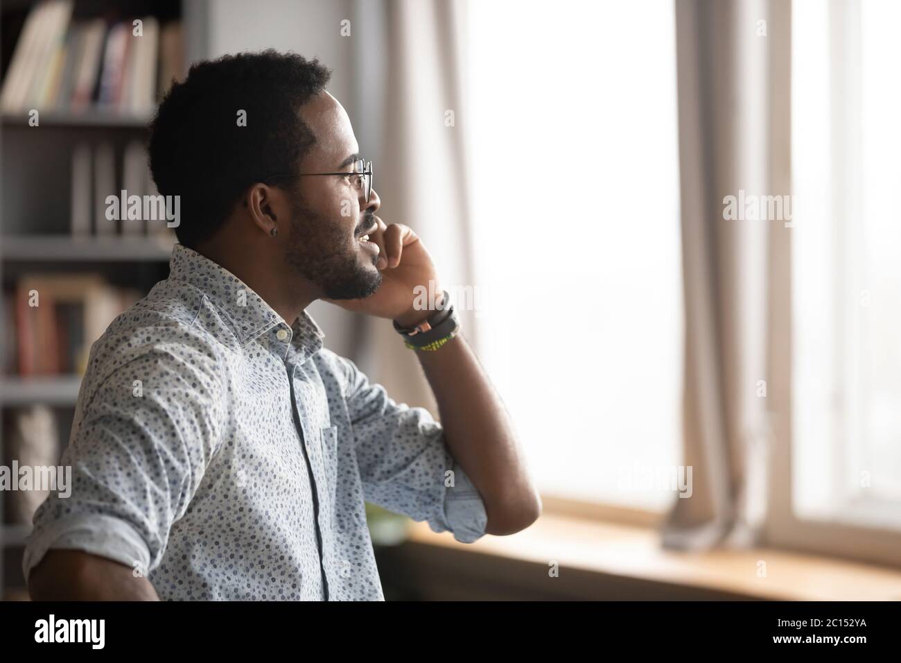 Afrikanischer Geschäftsmann hält Handy reden lösen Probleme entfernt Stockfoto