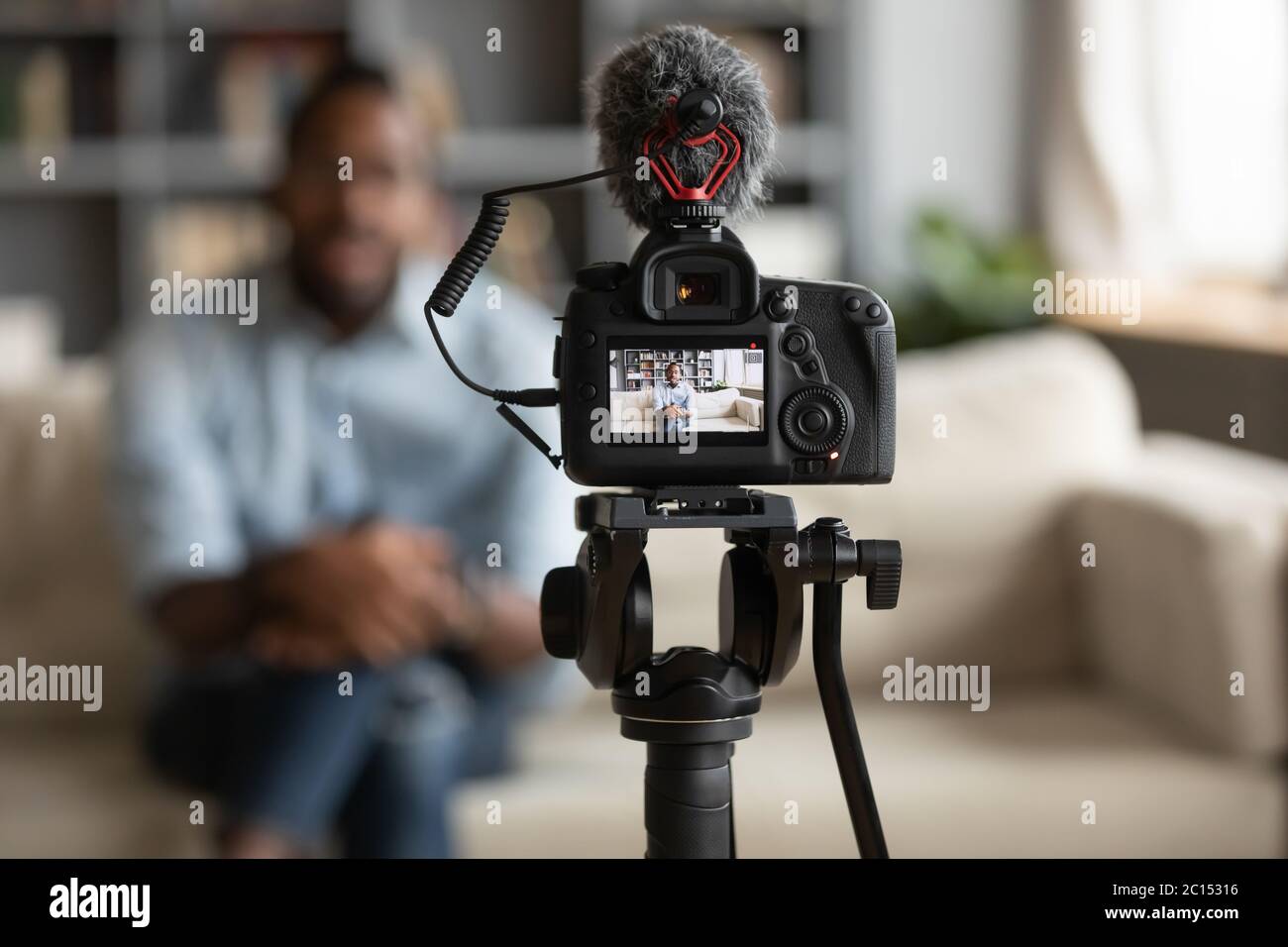 Afrikanischer Mann, der neue Vlog aufzeichnet, Nahaufnahme Ansicht Digitalkamerascreen Stockfoto