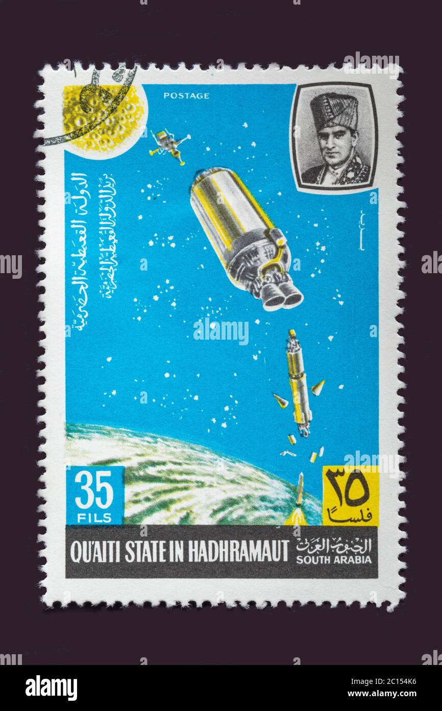 Einer von sieben Vintage-Briefmarke aus dem Staat Quaiti oder Süd-Arabien. Briefmarke um 1969 mit Szenen der Erforschung des Weltraums Stockfoto