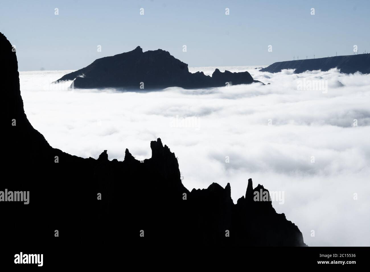 Auf einer Bergklippe, die in Nebel blickt. Wanderweg am höchsten Punkt von Madeira - Pico Ruivo Stockfoto