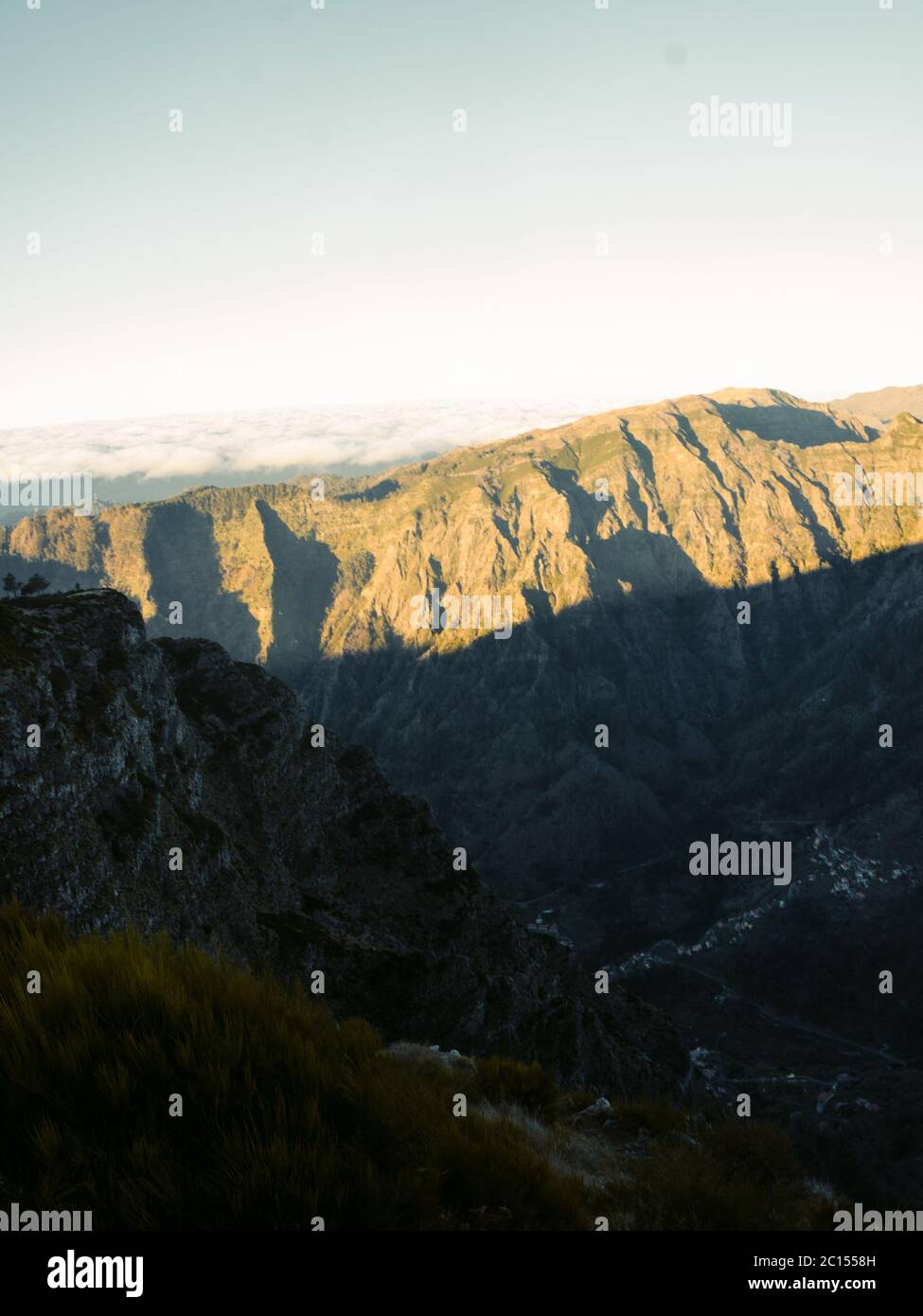 Auf einer Bergklippe, die in Nebel blickt. Wanderweg am höchsten Punkt von Madeira - Pico Ruivo Stockfoto