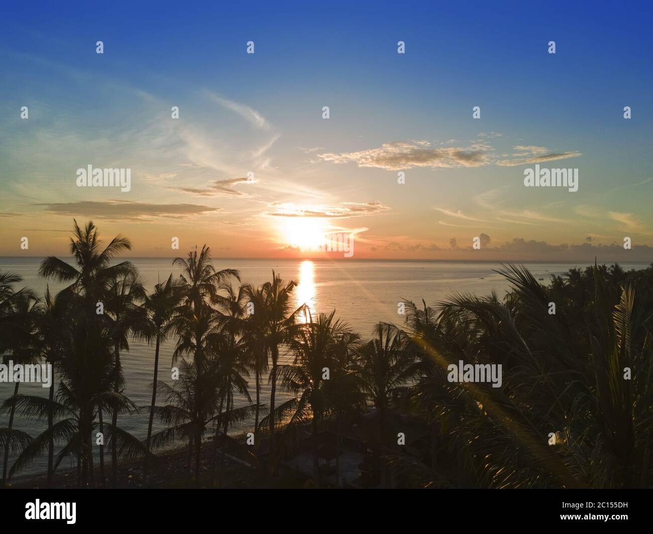 Luftaufnahme von Drohne auf Palmen und das Meer bei Sonnenuntergang. Bali. Indonesien Stockfoto