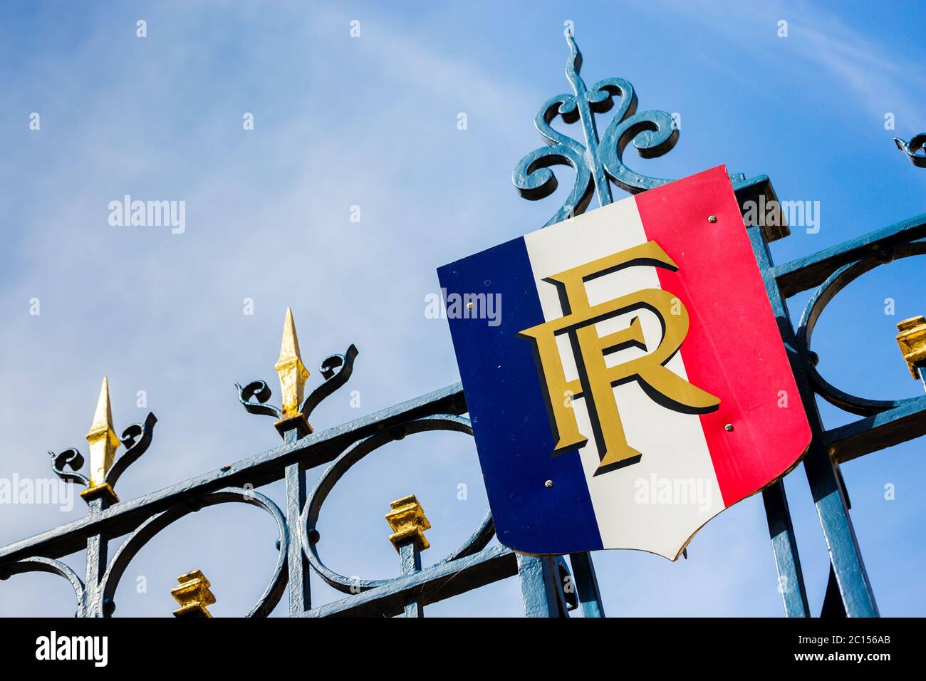 Paris, Frankreich - 27. März 2017: Tor mit goldener Dekoration und französischer Flagge. Konzept der prädidentiellen Wahlen Stockfoto