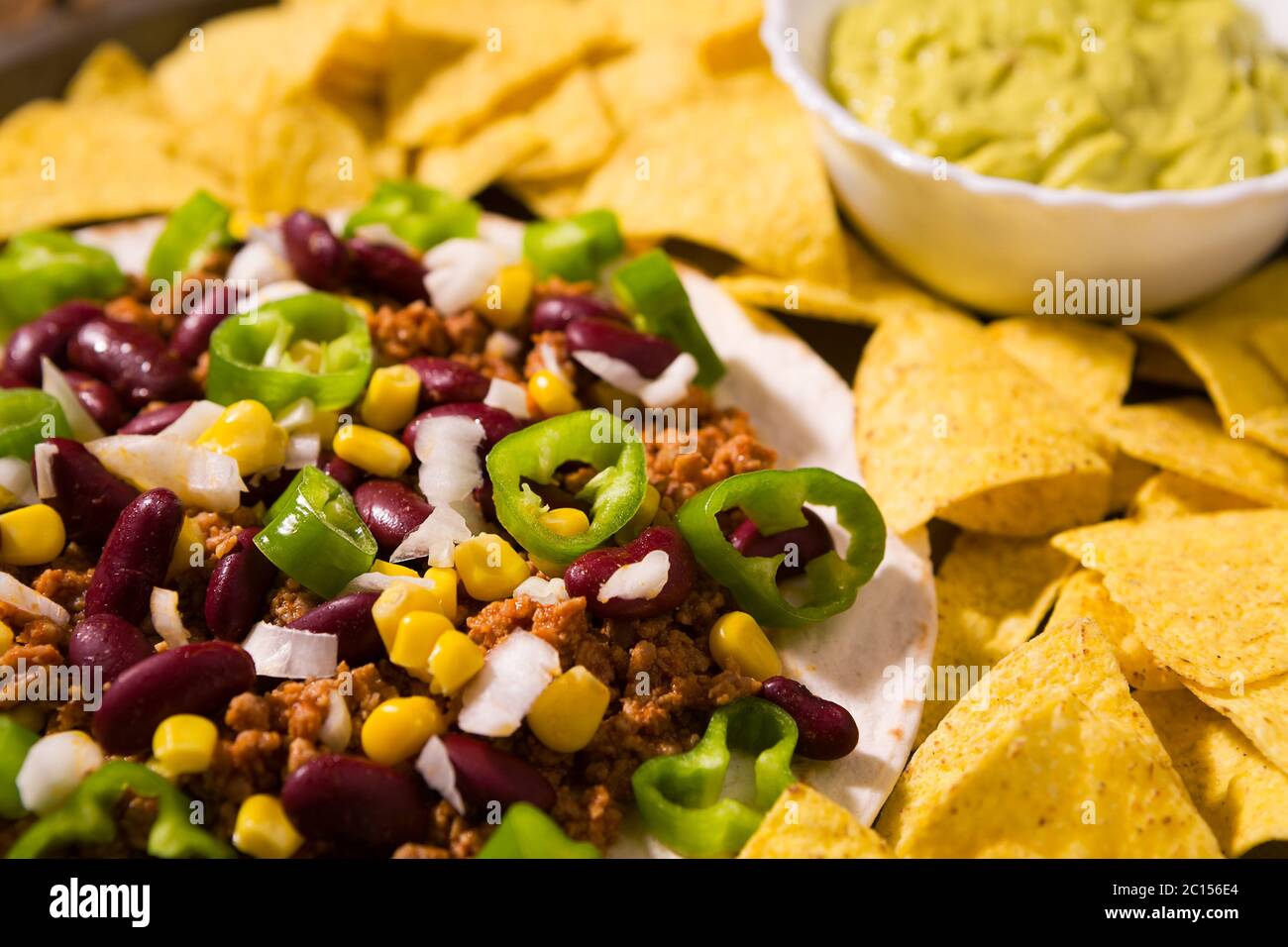 Nahaufnahme der mexikanische Tortillas mit Fleisch, rote Bohnen, jalapeno Pfeffer und nachos Chips Stockfoto