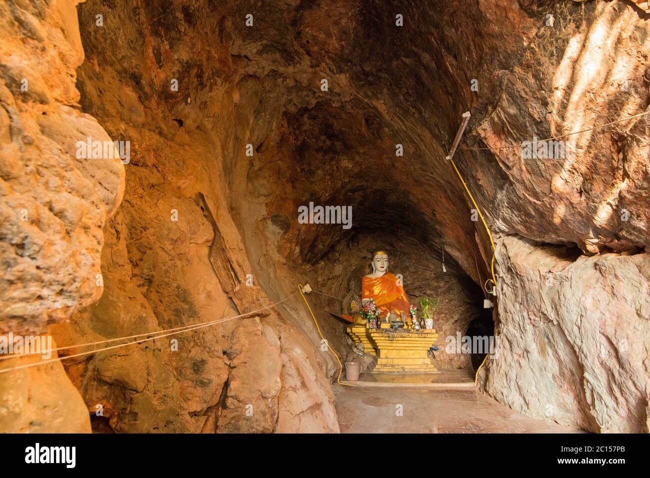 Ein Höhlenschrein an der Grenze zu Thailand und Myanmar nahe dem Phra That Doi DIN Chi nahe der Stadt Mae Sot in der Provinz Tak in Tahiland. Thaila Stockfoto