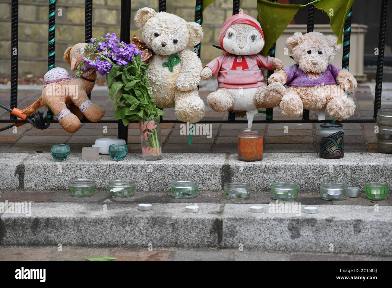 Ehrungen vor der Notting Hill Methodist Church in London zum dritten Jahrestag des Brandes am Grenfell Tower, der am 14 2017. Juni 72 Menschenleben forderte. Stockfoto