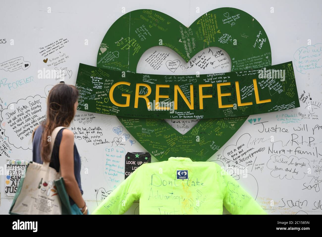 Menschen in der Grenfell Memorial Community Mosaik am Fuße des Tower Blocks in London zum dritten Jahrestag des Grenfell Tower Feuers, der am 14 2017. Juni 72 Menschenleben forderte. Stockfoto