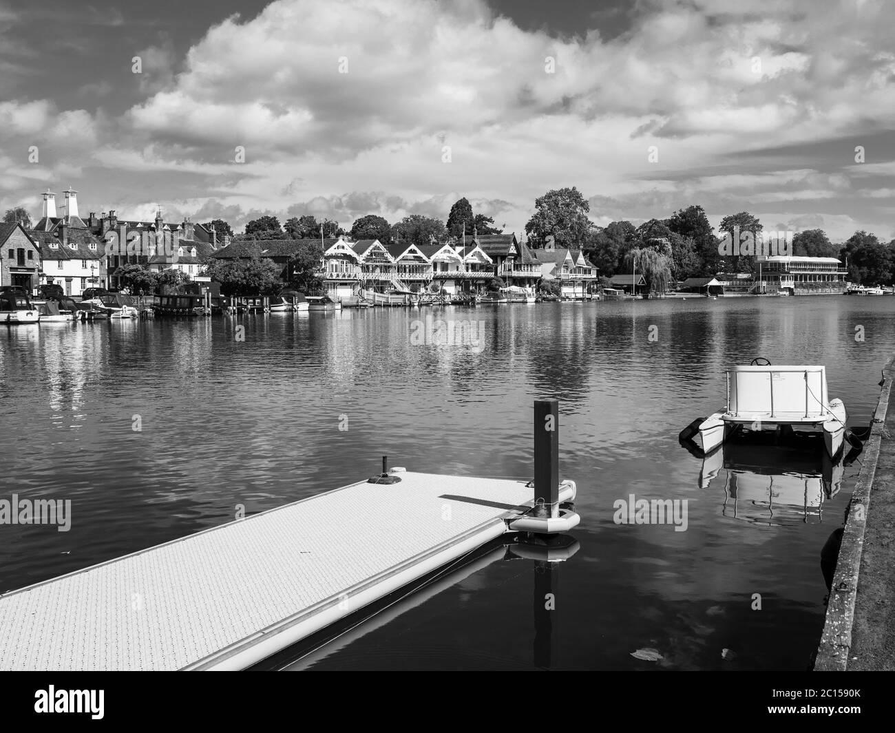 Schwarz-Weiß-Landschaft von Henley-on-Thames, Riverside, Themse, Oxfordshire, England, Großbritannien, GB. Stockfoto