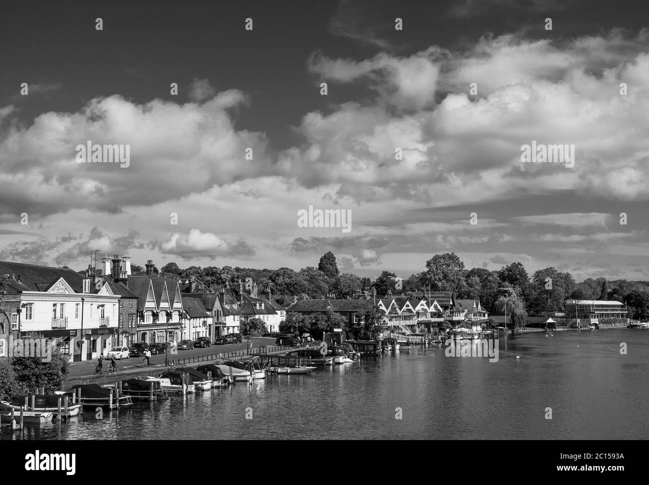 Schwarz-Weiß-Landschaft von Henley-on-Thames, Riverside, Themse, Oxfordshire, England, Großbritannien, GB. Stockfoto