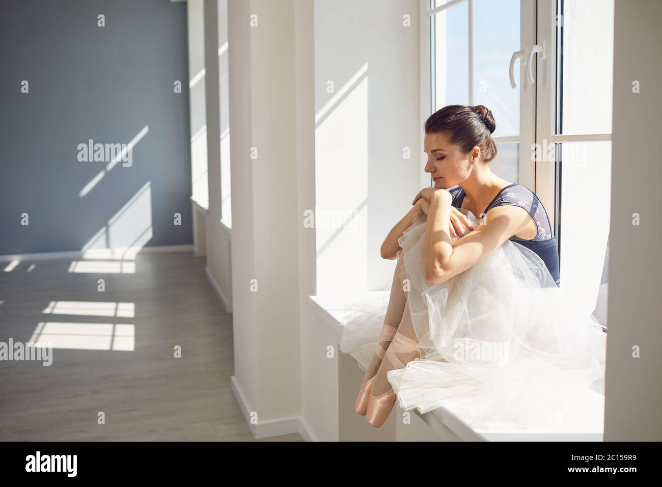 Ballettballerina. Junge Mädchen Ballerina posiert im Studio. Stockfoto