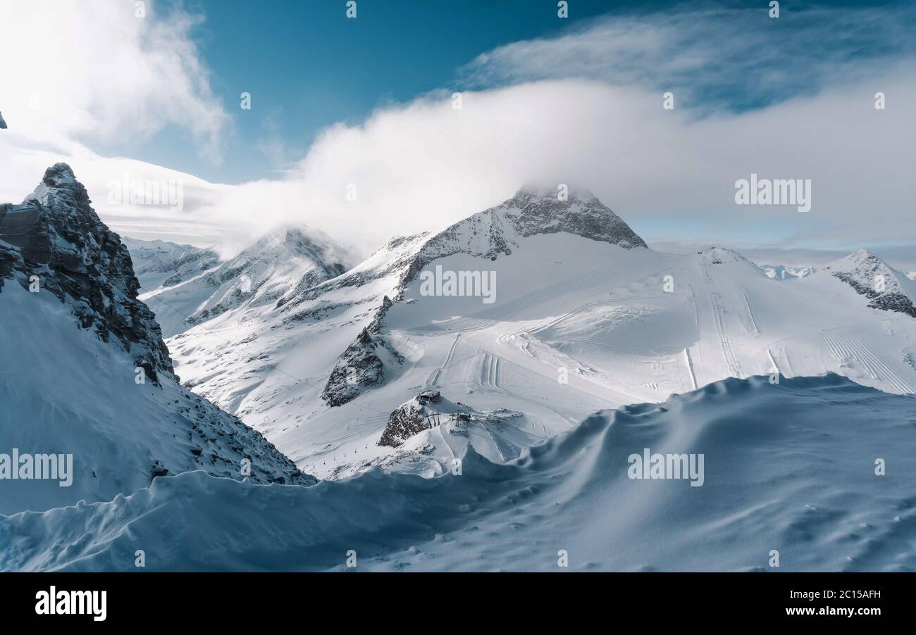 Luftaufnahme der schönen schneebedeckten Berge Alpen in Österreich, Bild aufgenommen in den Bergen Tirol, Österreich Europa. Mountain Zillertal Arena Stockfoto