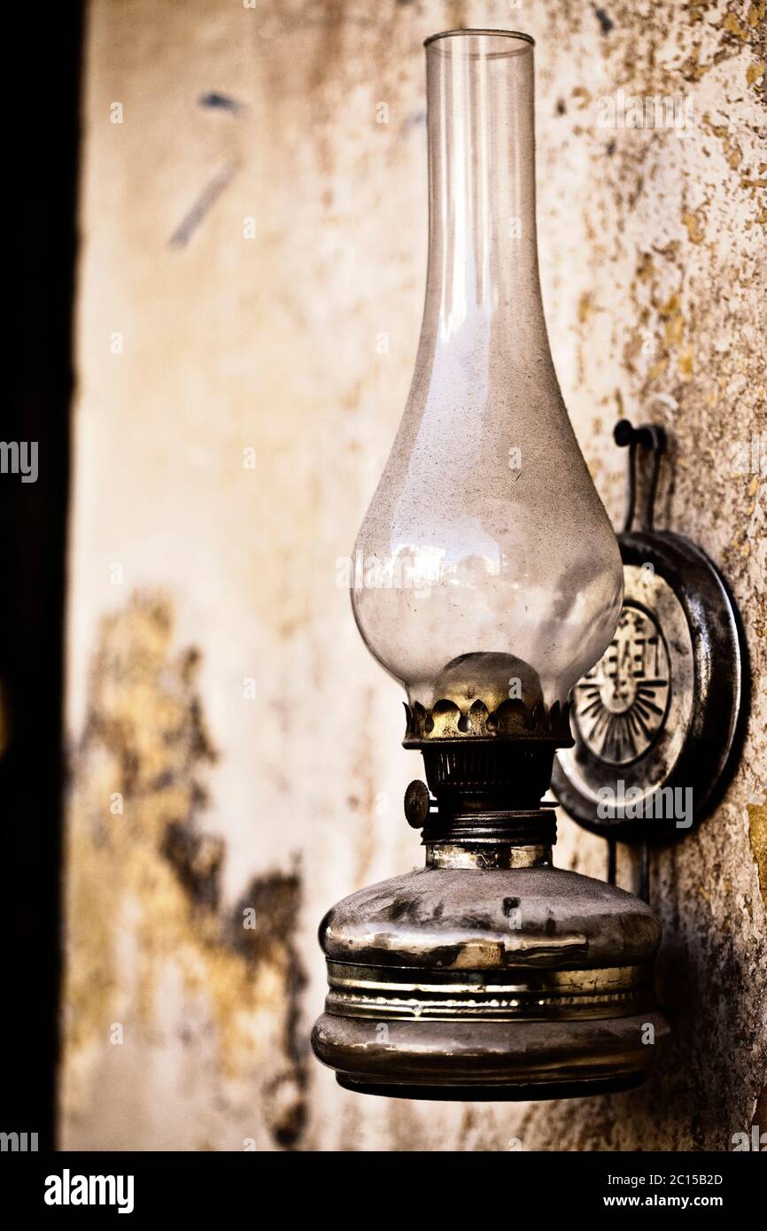 Abstrakt Vintage Öllampe an der Wand Foto Stockfotografie - Alamy
