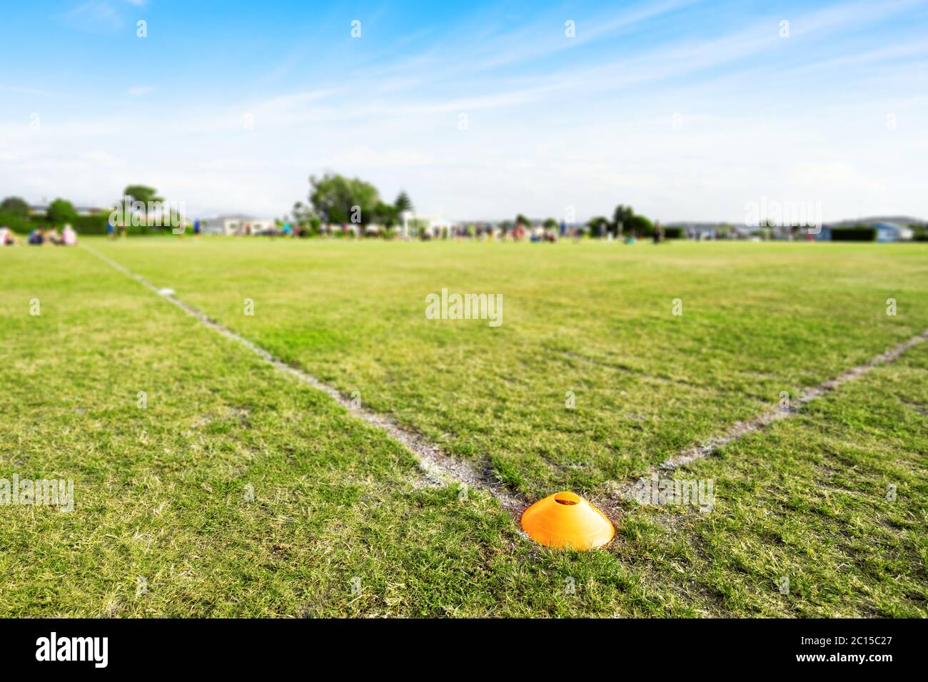 Grünes Rugby-Feld in blauem Himmel Stockfoto
