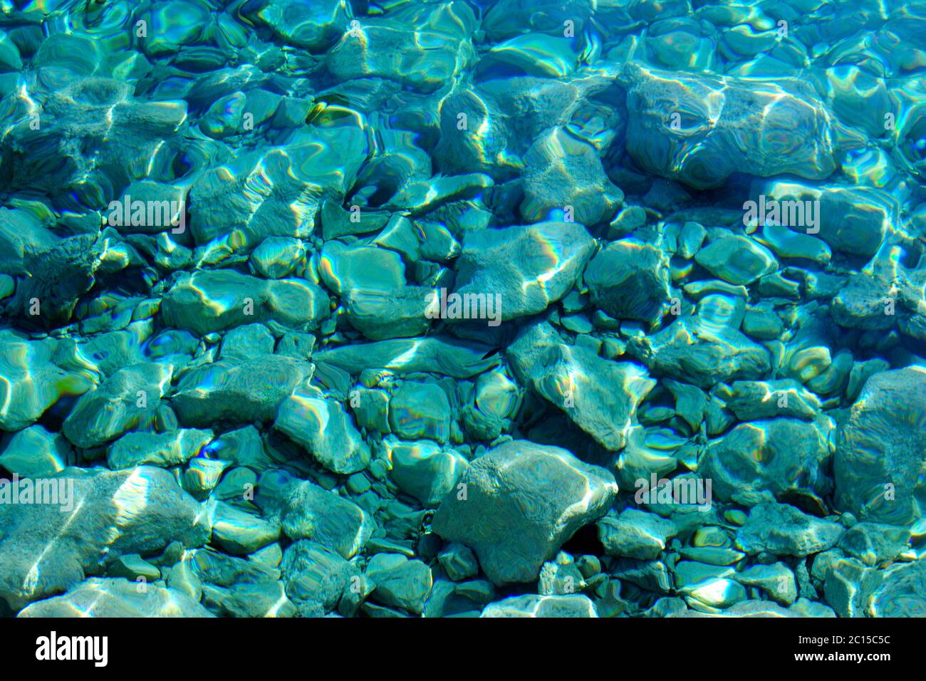 Nahaufnahme des Meeresbodens durch kristallklares Wasser (schön als Buchcover, Website-Hintergrund oder Desktop-Wallpaper) Stockfoto