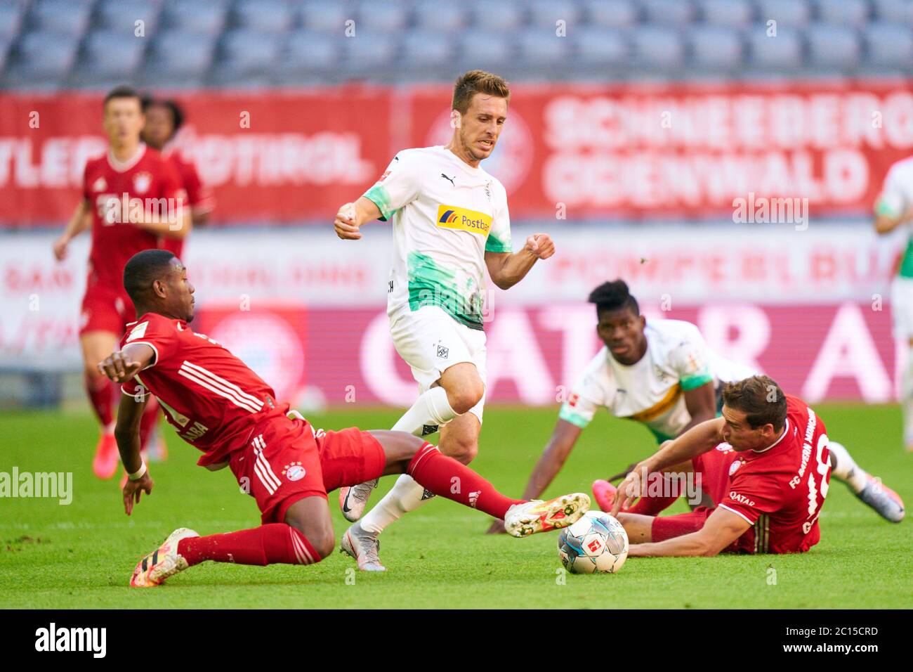 München, Deutschland, 13. Juni 2020, Patrick HERRMANN, MG 7 gegen David ALABA, FCB 27 Leon GORETZKA, FCB 18 beim Spiel FC BAYERN München - BORUSSIA MÖNCHENGLADBACH in der 1.Bundesliga, Saison 2019/2020, 31.Spieltag, Gladbach, © Peter Schatz / Alamy Live wichtige News wichtig: DIE DFL-BESTIMMUNGEN VERBIETEN DIE VERWENDUNG VON FOTOS als BILDSEQUENZEN und/oder QUASI-VIDEO - Nationale und internationale Nachrichtenagenturen NUR zur redaktionellen Verwendung Stockfoto