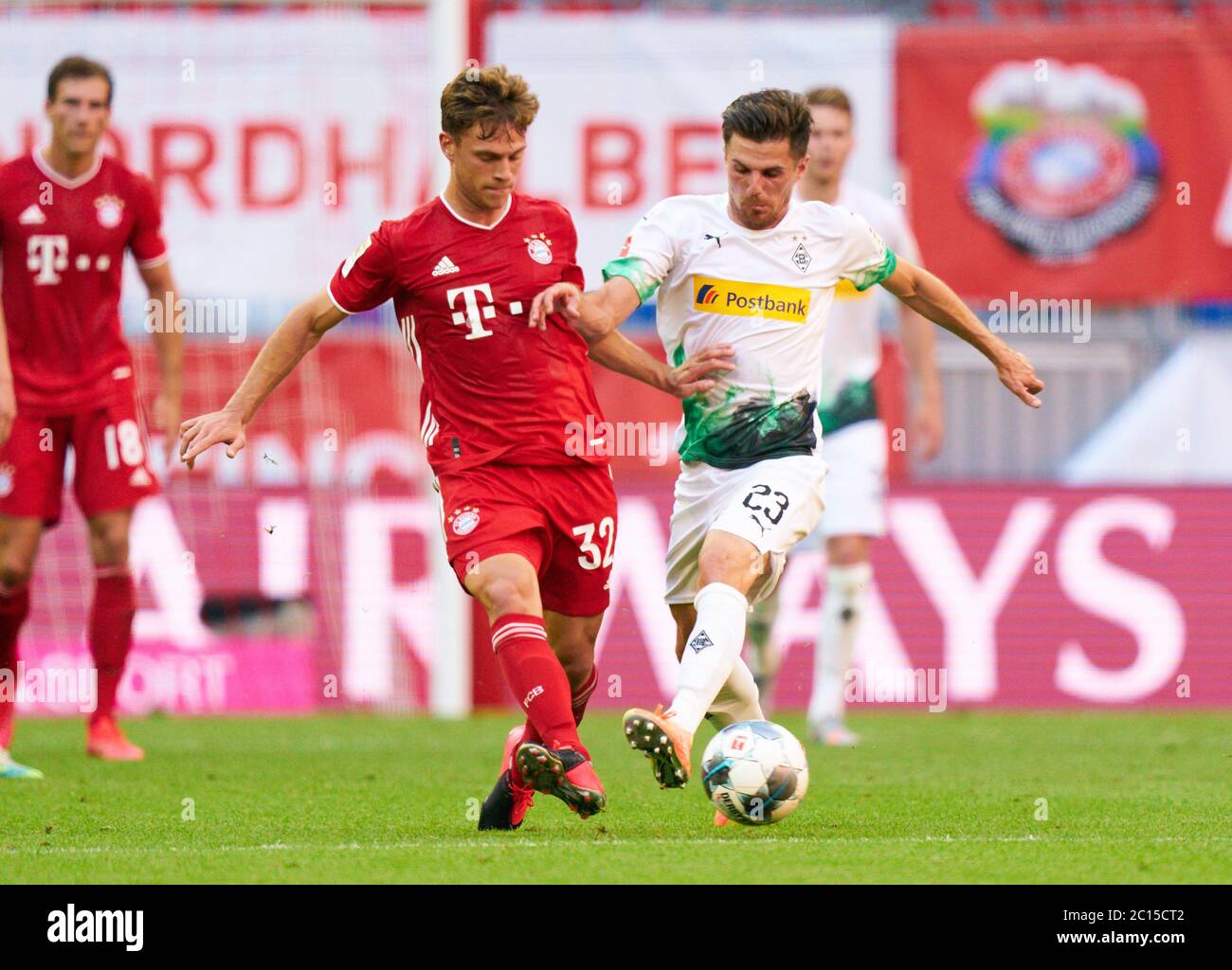 München, Deutschland, 13. Juni 2020, Joshua KIMMICH, FCB 32 gegen Jonas HOFMANN, MG 23 beim Spiel FC BAYERN München - BORUSSIA MÖNCHENGLADBACH in der 1.Bundesliga, Saison 2019/2020, 31.Spieltag, Gladbach, © Peter Schatz / Alamy Live News wichtig: DIE DFL-BESTIMMUNGEN VERBIETEN DIE VERWENDUNG VON FOTOS als BILDSEQUENZEN und/oder QUASI-VIDEO - Nationale und internationale Nachrichtenagenturen NUR zur redaktionellen Verwendung Stockfoto